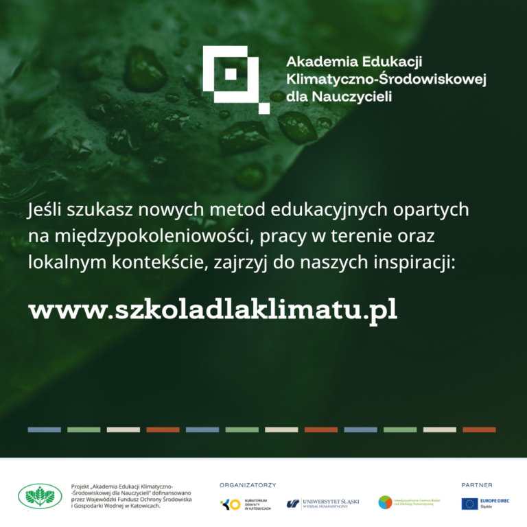 Zielona grafika promocyjna dla Akademii Edukacji Klimatycznej i Środowiskowej dla Nauczycieli, zapraszająca do odwiedzenia strony www.szkoladlaklimatu.pl w celu uzyskania inspiracji na temat międzypokoleniowych, terenowych i lokalnych metod edukacji.
