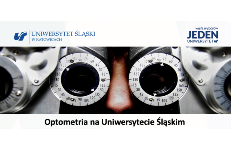 Zbliżenie urządzenia do badania wzroku z oczami osoby widocznymi przez soczewki; logo Uniwersytetu Śląskiego i tekst Optometria na Uniwersytecie Śląskim są wyświetlane na obrazie.