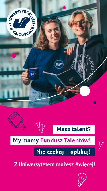 Dwóch uśmiechniętych studentów stoi w pomieszczeniu przy oknie, trzymając informator i kubek z logo Uniwersytetu Śląskiego. Różowa grafika i polski tekst zachęcają utalentowane osoby do aplikowania do funduszu talentów