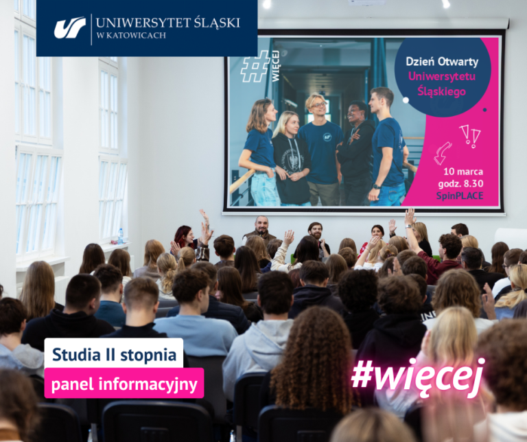 Duża grupa studentów siedzi w sali wykładowej przed ekranem pokazującym plakat wydarzenia Dzień Otwarty Uniwersytetu Śląskiego ze szczegółami i zdjęciem uśmiechniętych młodych dorosłych.
