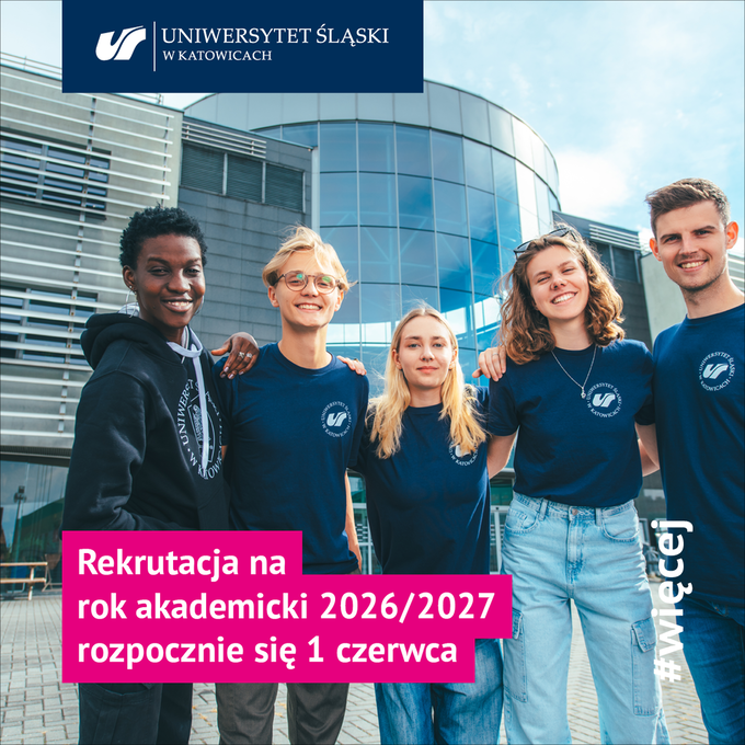 Pięcioro uśmiechniętych młodych ludzi stoi ramię w ramię przed nowoczesnym budynkiem uniwersytetu. Na banerze widnieje napis Rekrutacja na rok akademicki 2026/2027 rozpocznie się 1 czerwca, widoczne jest logo Uniwersytetu Śląskiego.