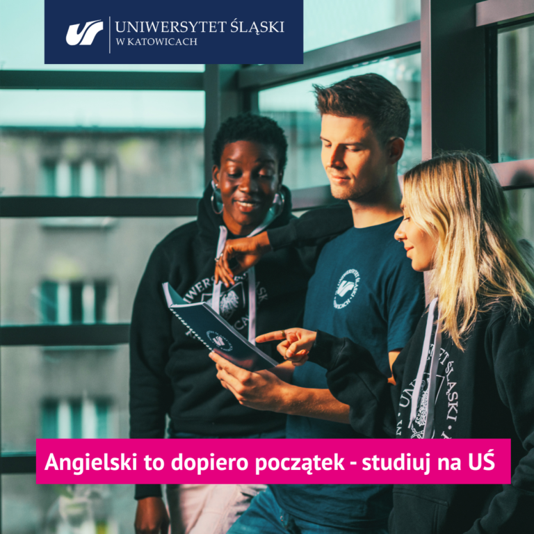 Troje studentów stoi razem w pomieszczeniu, patrząc na folder. Dwie kobiety i jeden mężczyzna uśmiechają się i mają na sobie ubrania Uniwersytetu Śląskiego. Tekst w języku polskim promuje studia na Uniwersytecie Śląskim w Katowicach.