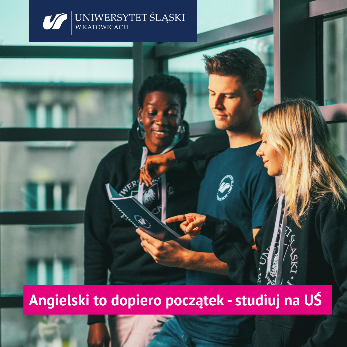 Troje studentów stoi razem w pomieszczeniu, patrząc na folder. Dwie kobiety i jeden mężczyzna uśmiechają się i mają na sobie ubrania Uniwersytetu Śląskiego. Tekst w języku polskim promuje studia na Uniwersytecie Śląskim w Katowicach.