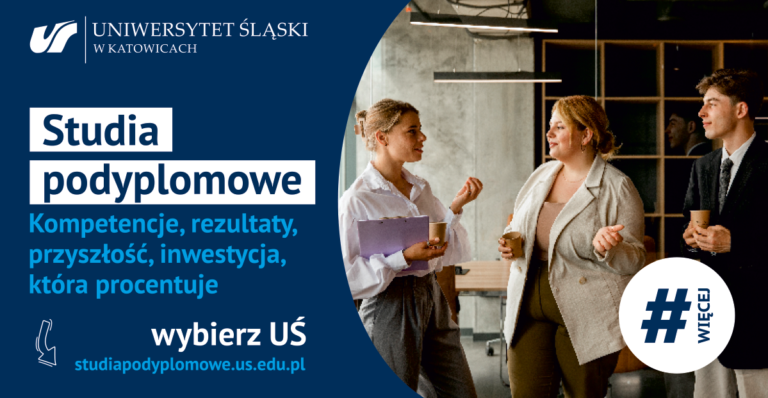 Trzy profesjonalnie ubrane osoby stoją i rozmawiają w nowoczesnym korytarzu. Obraz promuje studia podyplomowe na Uniwersytecie Śląskim, podkreślając korzyści, takie jak kompetencje, wyniki i inwestycja w przyszłość.