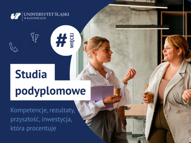 Dwie kobiety stoją w biurze i rozmawiają, trzymając w rękach kubki z kawą. Na zdjęciu widnieje logo Uniwersytetu Śląskiego oraz tekst promujący studia podyplomowe i rozwój zawodowy.