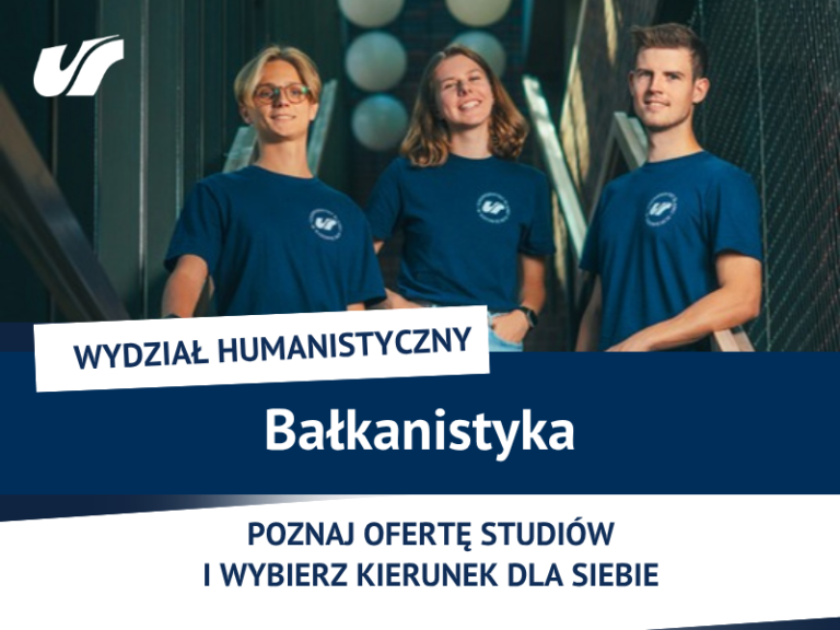 Troje młodych ludzi w identycznych niebieskich koszulkach pozuje i uśmiecha się w nowoczesnym korytarzu. Na banerze widnieje napis: „Wydział Humanistyczny – Bałkanistyka. Poznaj ofertę studiów i wybierz kierunek dla siebie”.
