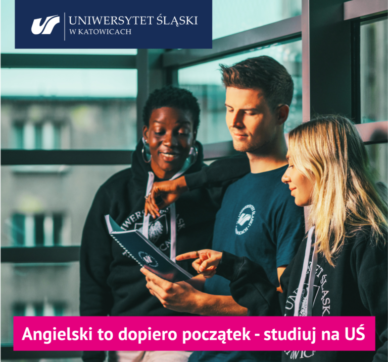 Troje studentów stoi razem w pomieszczeniu, uśmiechając się i patrząc na zeszyt. Mają na sobie ubrania codzienne oraz bluzy Uniwersytetu Śląskiego. Na transparencie widnieje napis: „Angielski to dopiero początek – studiuj na UŚ”.