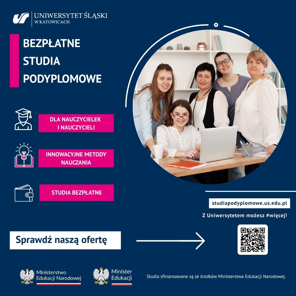 Grupa uśmiechniętych młodych osób i starsza kobieta siedzą i stoją wokół stołu z laptopem w jasnym pomieszczeniu. Po lewej stronie widoczne są ikony edukacyjne oraz tekst w języku polskim dotyczący bezpłatnych studiów podyplomowych.