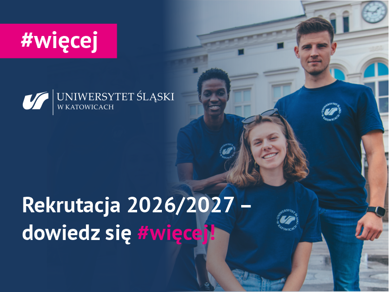 Trzech uśmiechniętych studentów w niebieskich koszulkach stoi i siedzi przed budynkiem uczelni. Napis w języku polskim promuje nabór na rok akademicki 2026/2027 na Uniwersytecie Śląskim w Katowicach z hashtagiem #więcej.