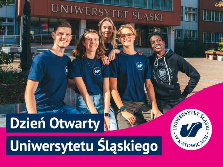 Pięciu uśmiechniętych studentów w ubraniach z logo uczelni siedzi przed budynkiem Uniwersytetu Śląskiego w Katowicach, a na zdjęciu widnieje napis Dzień Otwarty Uniwersytetu Śląskiego.